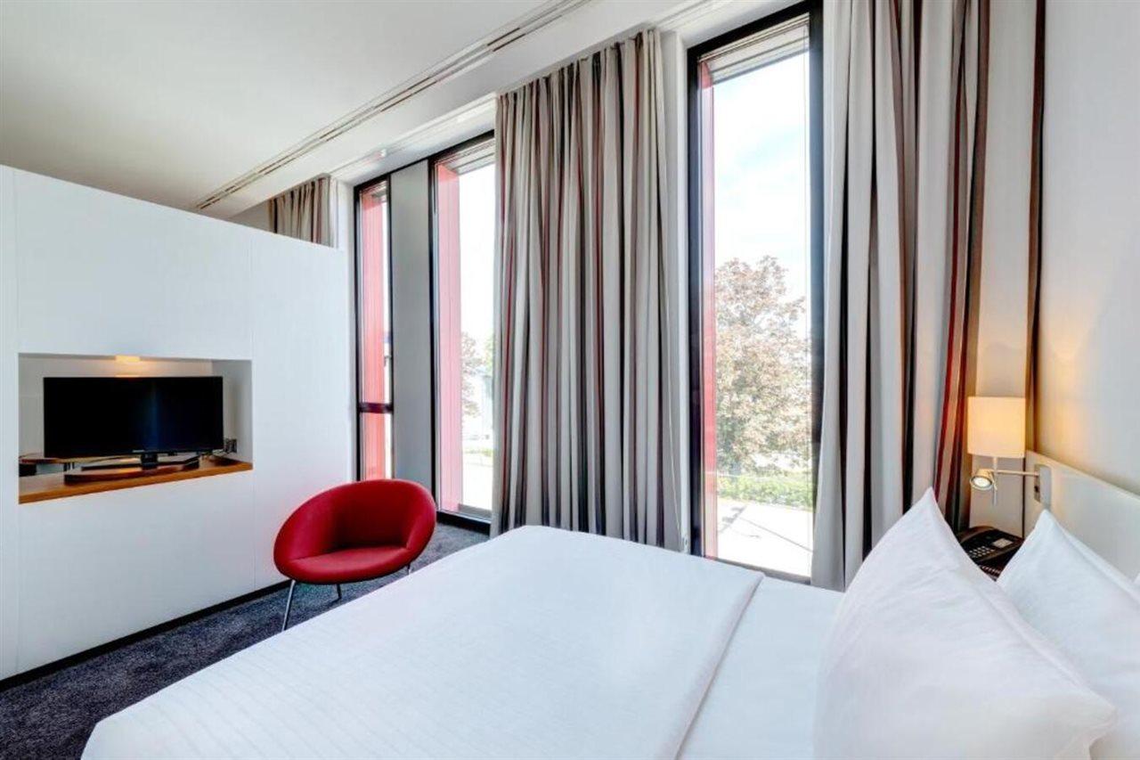 Hilton Garden Inn Stuttgart Neckarpark Екстер'єр фото
