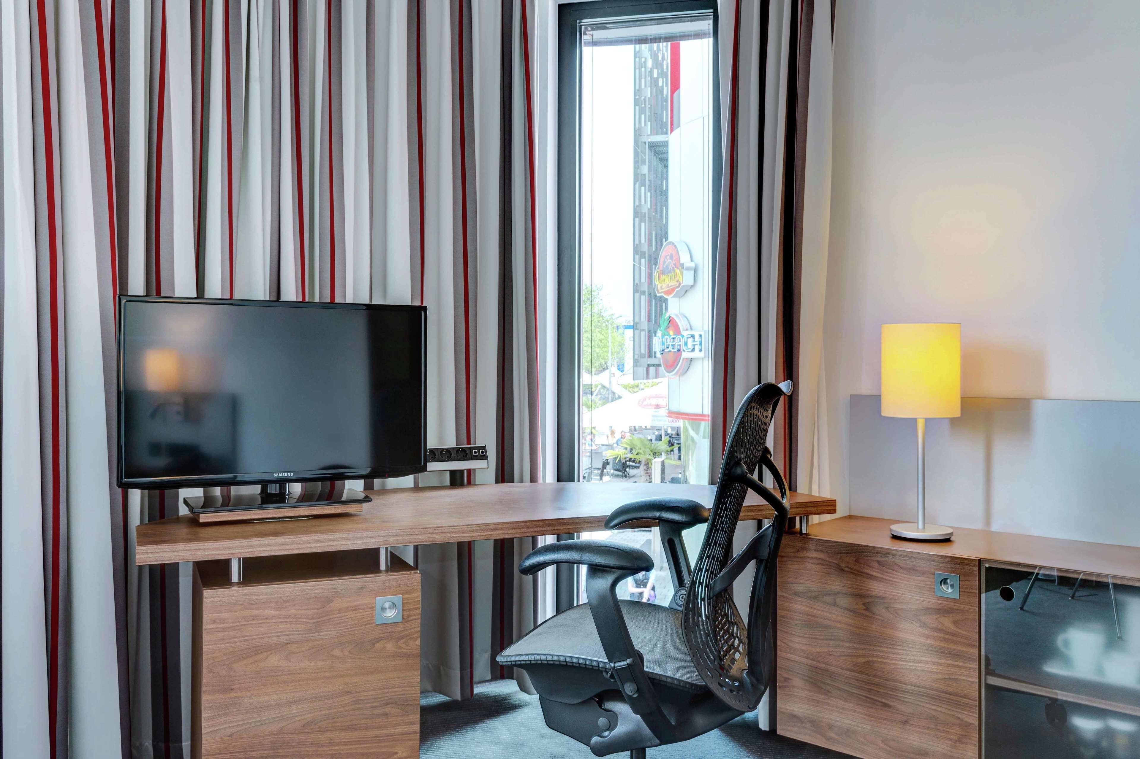 Hilton Garden Inn Stuttgart Neckarpark Екстер'єр фото