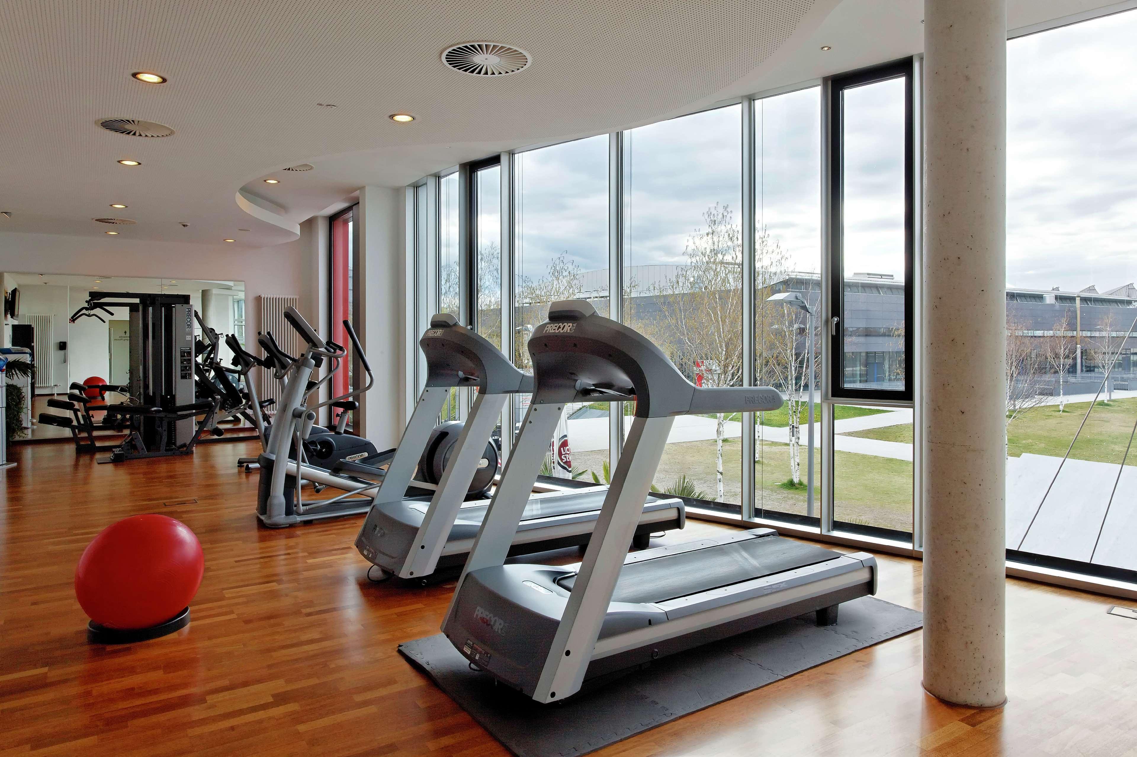 Hilton Garden Inn Stuttgart Neckarpark Екстер'єр фото