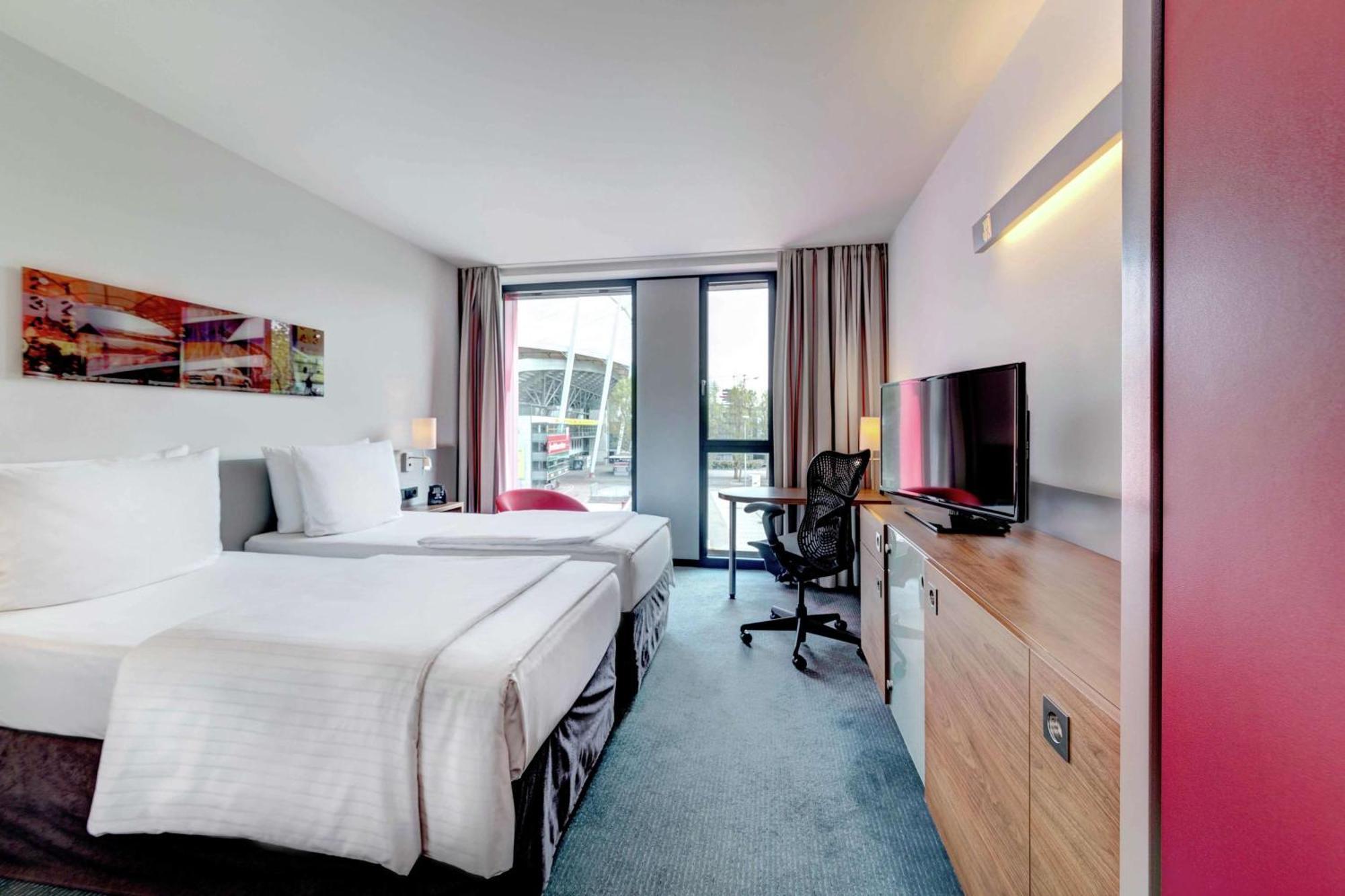 Hilton Garden Inn Stuttgart Neckarpark Екстер'єр фото