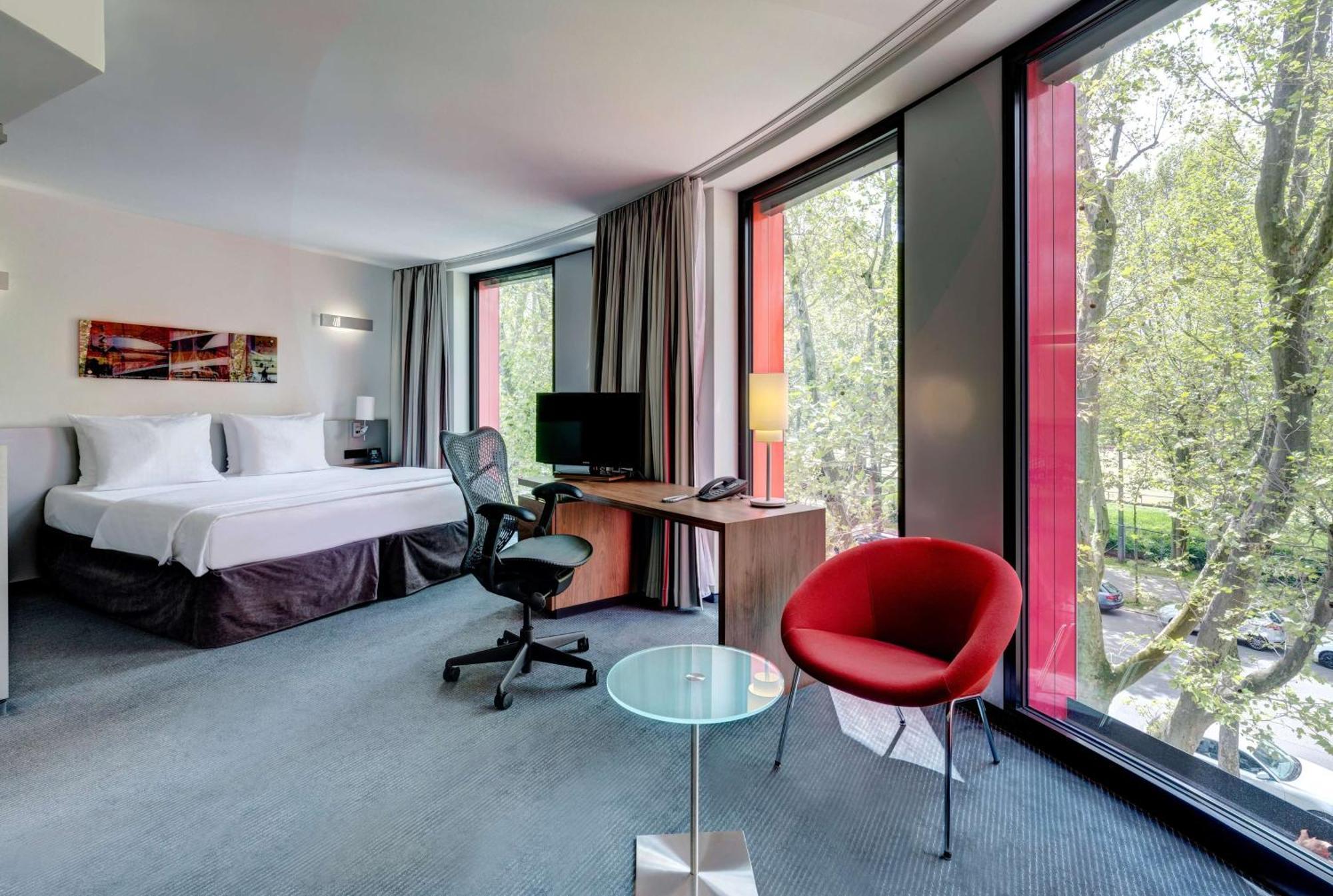 Hilton Garden Inn Stuttgart Neckarpark Екстер'єр фото