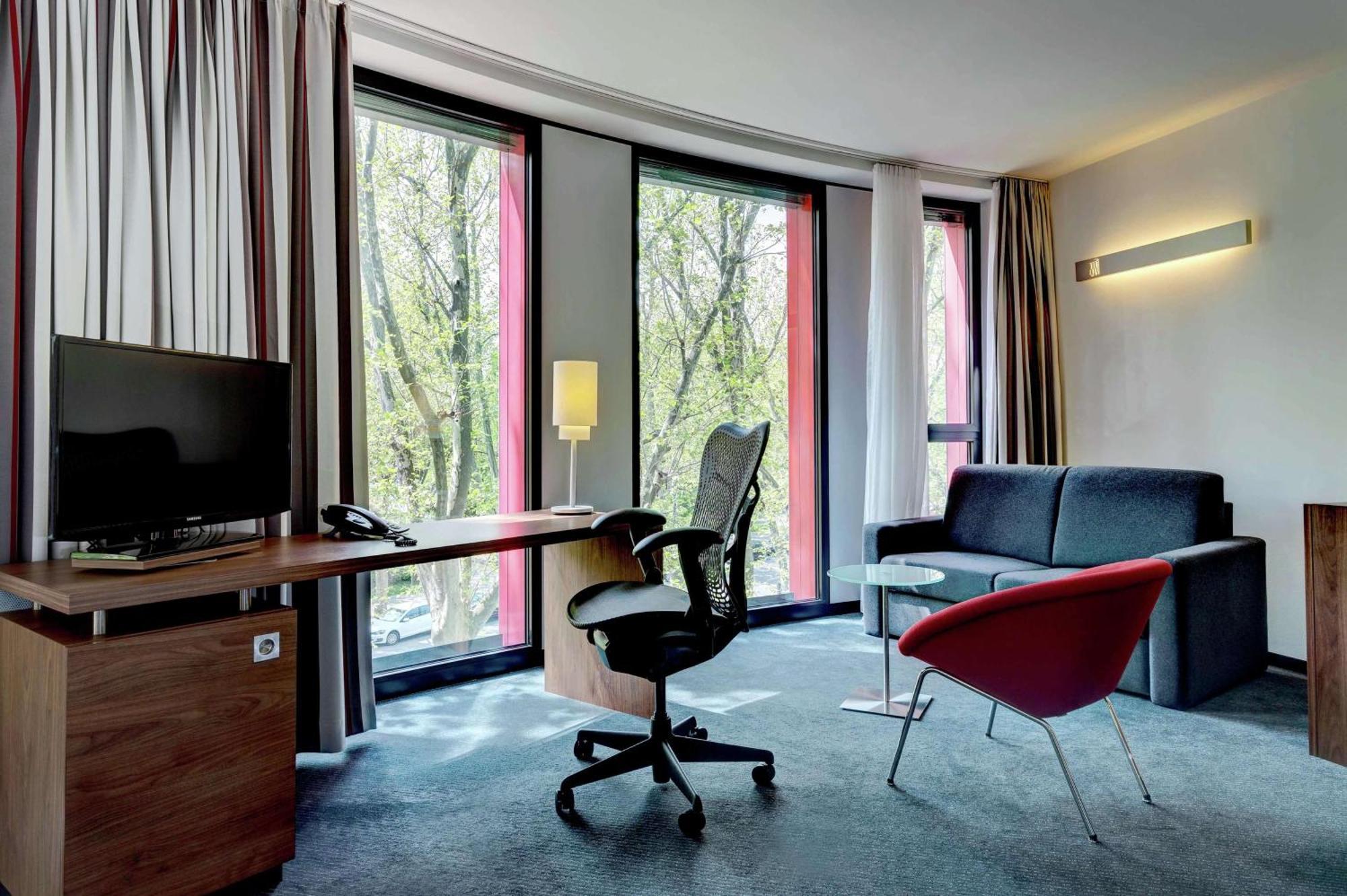 Hilton Garden Inn Stuttgart Neckarpark Екстер'єр фото
