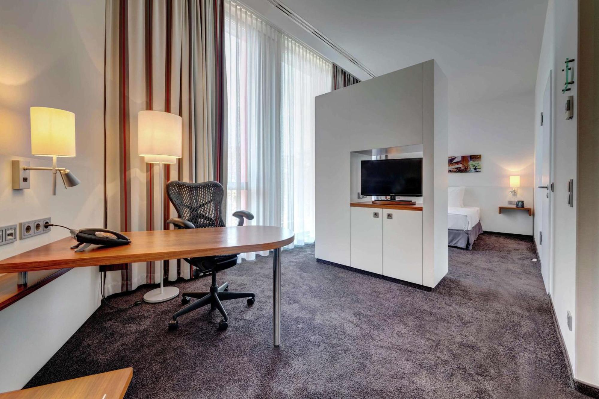 Hilton Garden Inn Stuttgart Neckarpark Екстер'єр фото