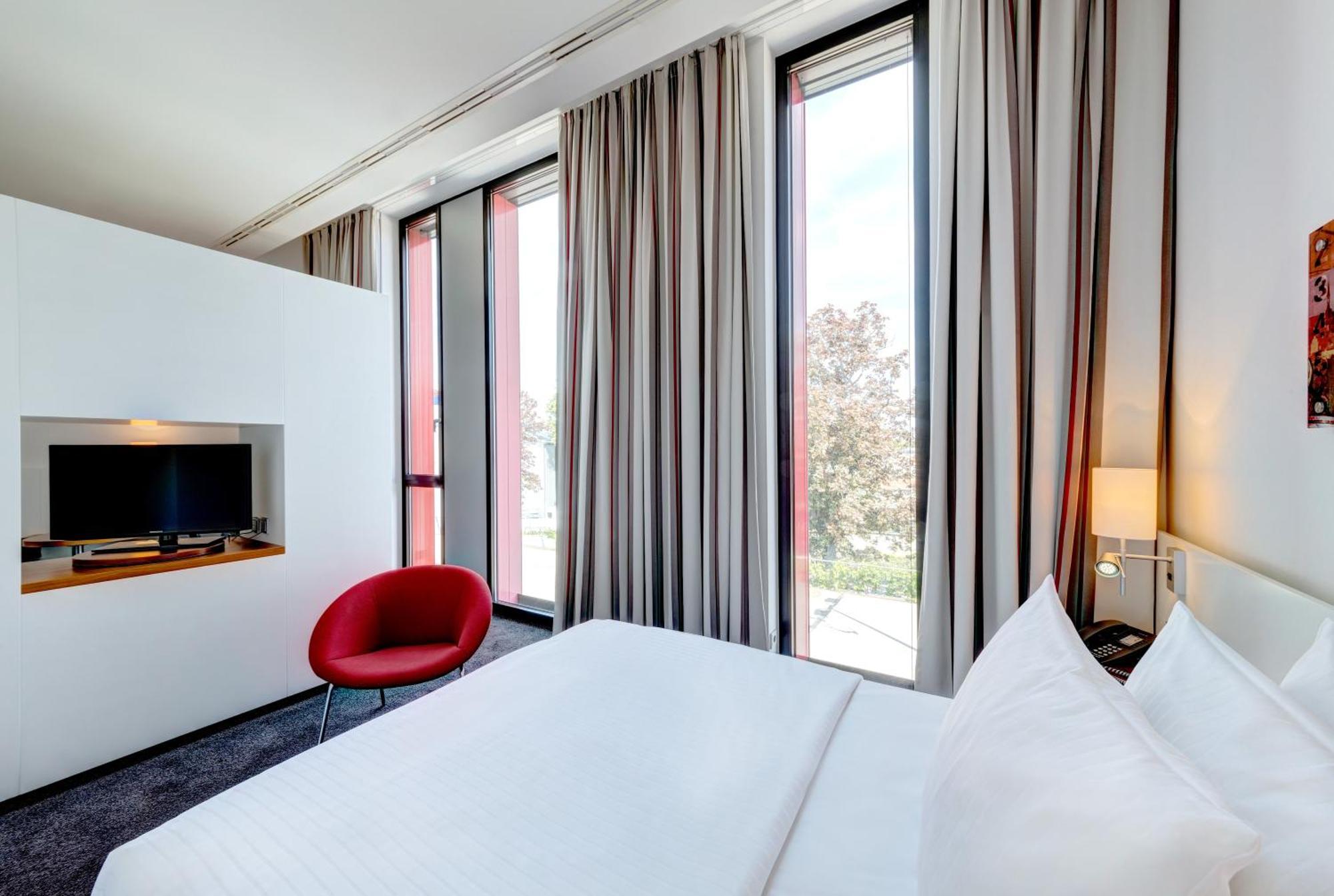 Hilton Garden Inn Stuttgart Neckarpark Екстер'єр фото