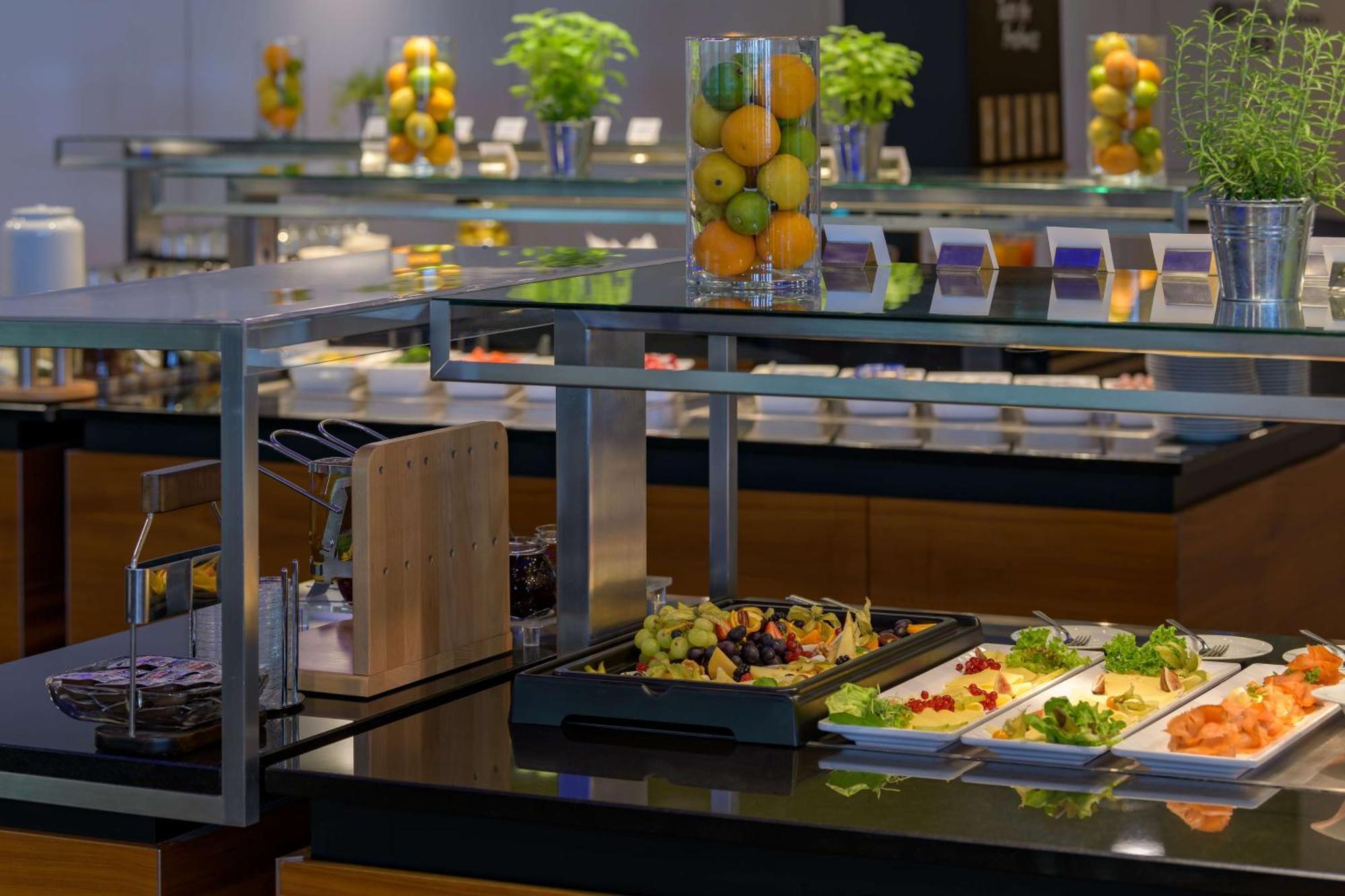Hilton Garden Inn Stuttgart Neckarpark Екстер'єр фото